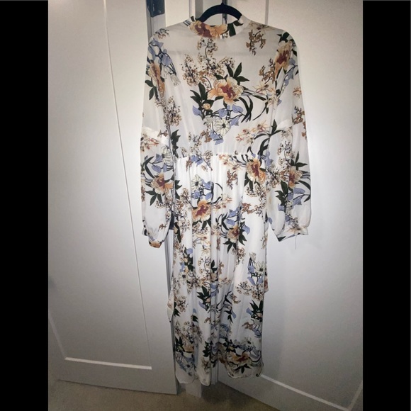 **SOLD** White long sleeved dress - Picture 5 of 7